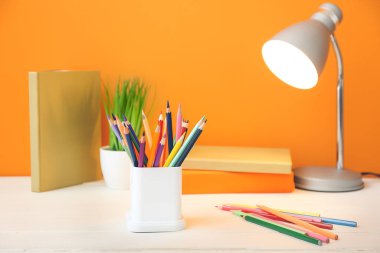 Masanın üzerinde renkli kalemler olan tutucu
