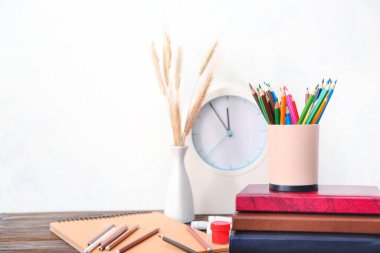 Masanın üzerinde renkli kalemler olan tutucu