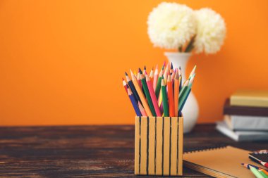 Masanın üzerinde renkli kalemler olan tutucu