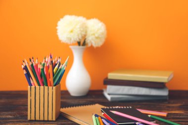 Masanın üzerinde renkli kalemler olan tutucu