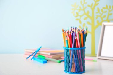 Masanın üzerinde renkli kalemler olan tutucu