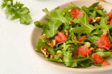 Açık arkaplanda roka salatası.