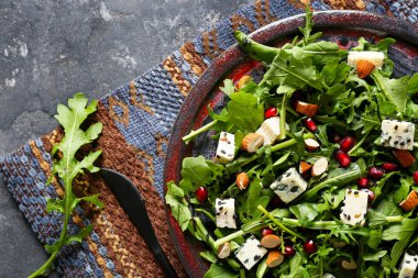 Arkaplanda roka salatası, yakın plan.