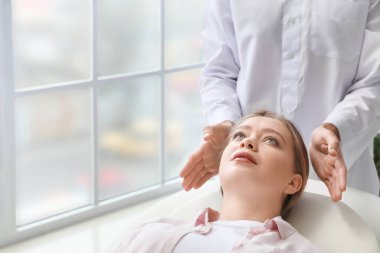 Reiki usta hastayla çalışıyor.