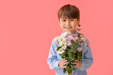 Renkli arka planda bir buket güzel çiçeği olan sevimli küçük bir çocuk.