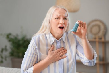Astımı olan olgun bir kadın evde astım krizi geçiriyor.