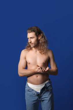 Renkli arka planı olan yakışıklı bir genç.