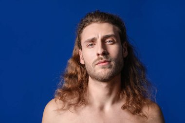 Renkli arka planı olan yakışıklı bir genç.