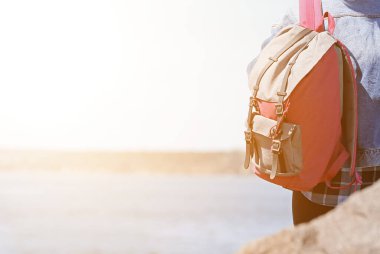 Nehir kenarında sırt çantalı bir kadın gezgin.