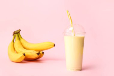 Renkli arkaplanda plastik muzlu milkshake.