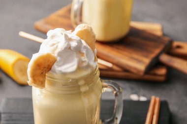 Mason kavanozu koyu arkaplanda muzlu milkshake.