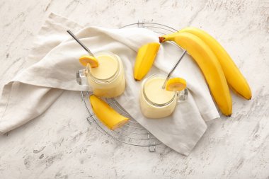 Mason kavanozları hafif arka planda muzlu milkshake