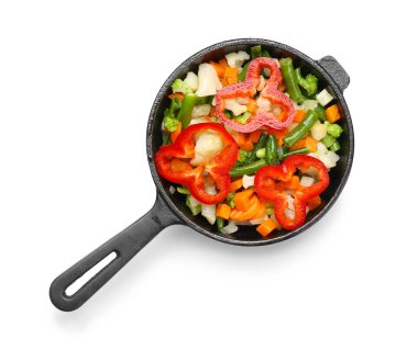 Beyaz arka planda lezzetli sebzeli kızartma tavası