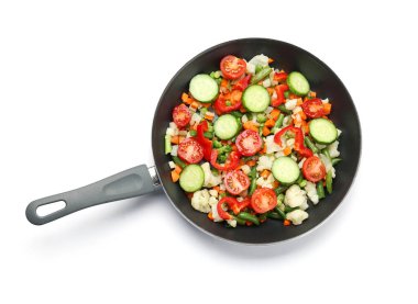 Beyaz arka planda lezzetli sebzeli kızartma tavası