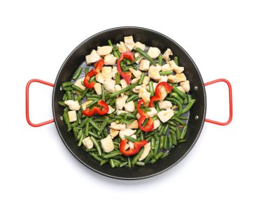 Lezzetli sebzeli tava ve beyaz arka planda tavuk.