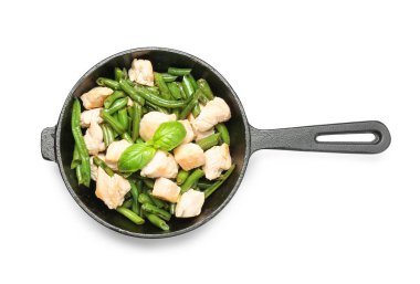 Lezzetli yeşil fasulyeli tava ve beyaz arka planda tavuk.