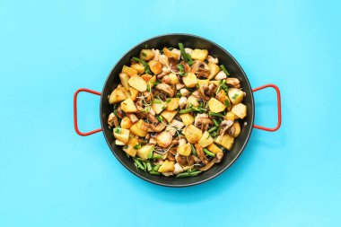 Lezzetli sebzeli tava ve arka planda tavuk.