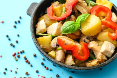 Lezzetli sebzeli tava ve arka planda tavuk, yakın plan.