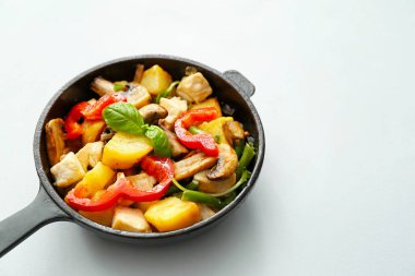 Lezzetli sebzeli tava ve hafif arka planda tavuk.