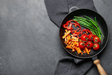 Koyu arkaplanda lezzetli sebzeli kızartma tavası