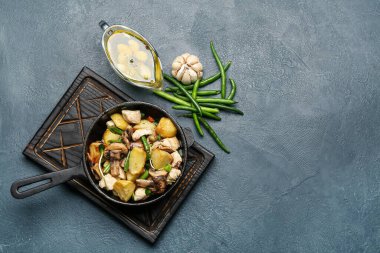 Lezzetli sebzeli tava ve arka planda tavuk.