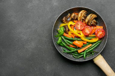 Koyu arkaplanda lezzetli sebzeli kızartma tavası