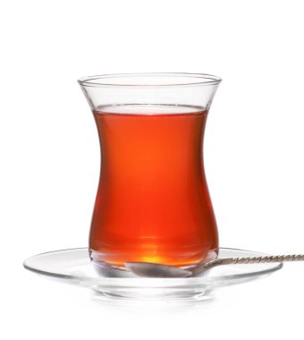 Beyaz arka planda bir bardak lezzetli Türk çayı.