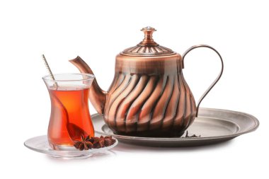 Beyaz zemin üzerinde bir bardak lezzetli Türk çayı.