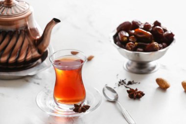 Hafif arkaplanda bir bardak lezzetli Türk çayı