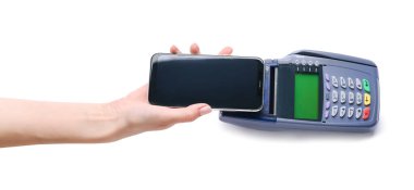 Beyaz arka planda cep telefonu ve ödeme terminali olan bir kadın.