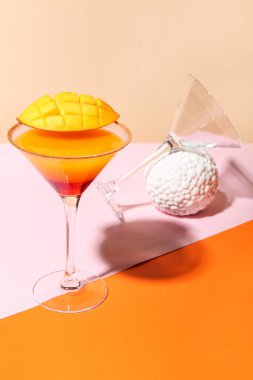 Renkli arkaplanda mango margaritalı yaratıcı kompozisyon