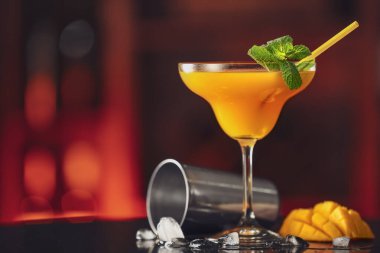Bardaki masada lezzetli mango margaritası.