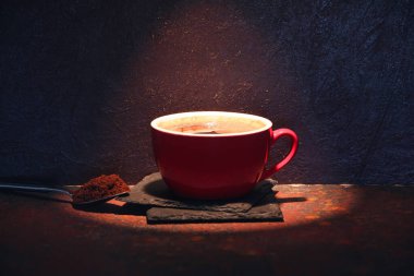 Koyu arka planda sıcak kahve.