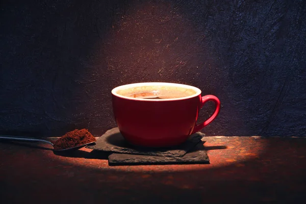 Koyu arka planda sıcak kahve.