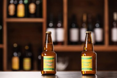 Bardaki masada taze zencefilli bira şişeleri