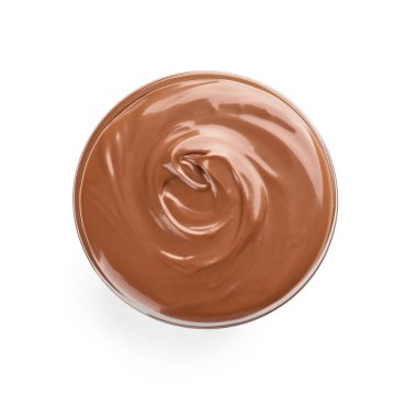 Beyaz arka planda bir kase lezzetli erimiş çikolata.