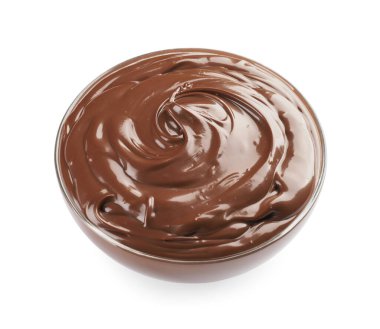 Beyaz arka planda bir kase lezzetli erimiş çikolata.