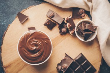 Renkli arkaplanda lezzetli eritilmiş çikolatalı kompozisyon