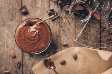 Ahşap arka planda lezzetli erimiş çikolatalı kompozisyon