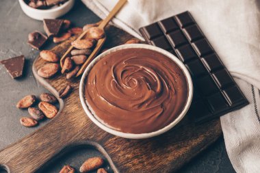 Koyu arkaplanda bir kase erimiş çikolata.