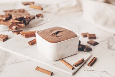 Bir kase lezzetli eritilmiş çikolata.