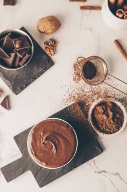 Bir kase lezzetli eritilmiş çikolata.