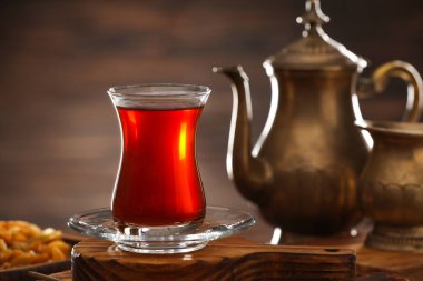 Tahta zemin üzerinde sıcak Türk çayı olan fincan