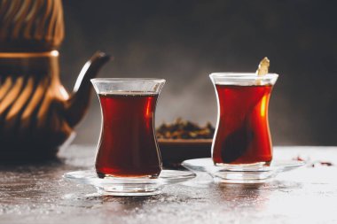 Koyu arkaplanda sıcak Türk çayı olan bardaklar