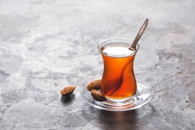 Gri arkaplanda sıcak Türk çayı