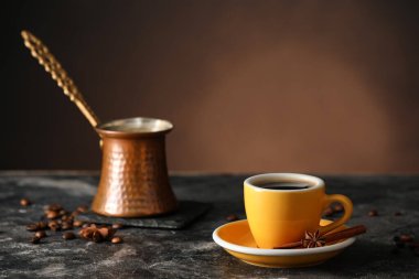 Arka planda bir fincan sıcak kahve.