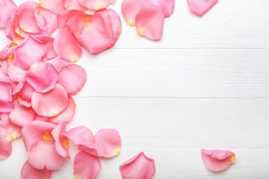 Beyaz ahşap arka planda güzel pembe gül yaprakları