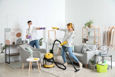 Genç çift dairelerini temizlerken eğleniyor.