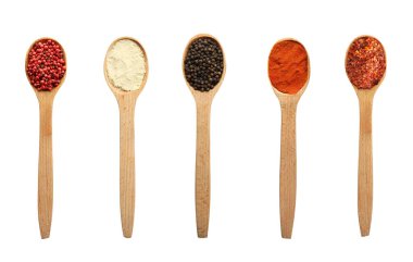 Beyaz arka planda lezzetli baharatlar