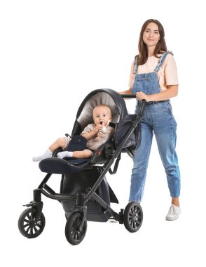 Beyaz arka planda bebek arabasında bir kadın ve tatlı bebeği.